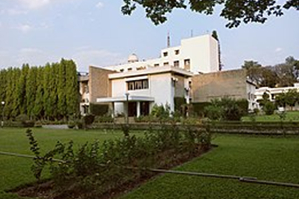 Discovery of He-enhanced cool bright stars among the metal-rich parts of Omega Centauri globular cluster by IA scientists