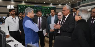 Minister for Railways Ashwini Vaishnaw visits the Operation Control Centre (OCC) at Prayagraj (EDFC).