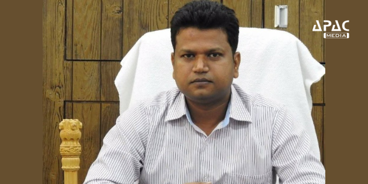 Maharashtra government reshuffles eight IAS officers, appointing IAS Naval Kishore Ram as Pune Municipal Commissioner and reassigning key roles in urban governance and district administration.