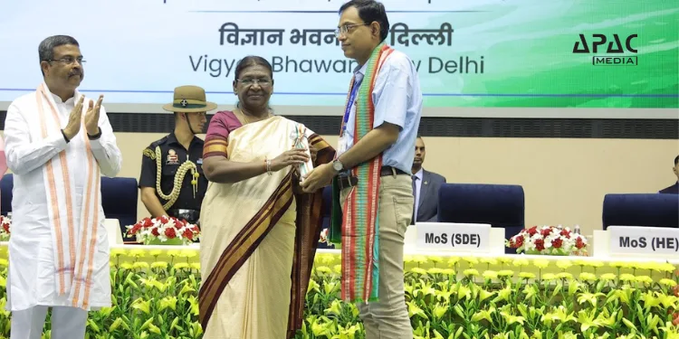 Professor Suman Chakraborty, from IIT Kharagpur's mechanical engineering department, has been appointed as the institute's new full-term director.