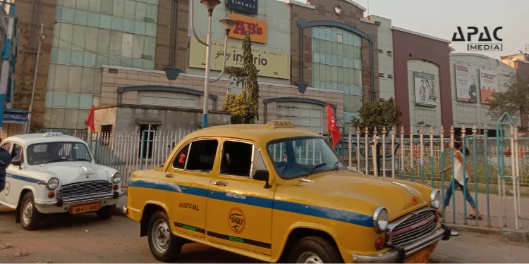 West Bengal government to construct a shopping mall in the headquarters of all 23 districts and provide the land to the real estate developers for just one rupee.