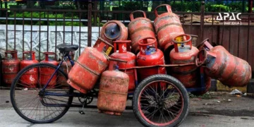 Centre Hikes Commercial LPG Price by Rs 993 to Rs 3,071.50 Amid Global Energy Crisis